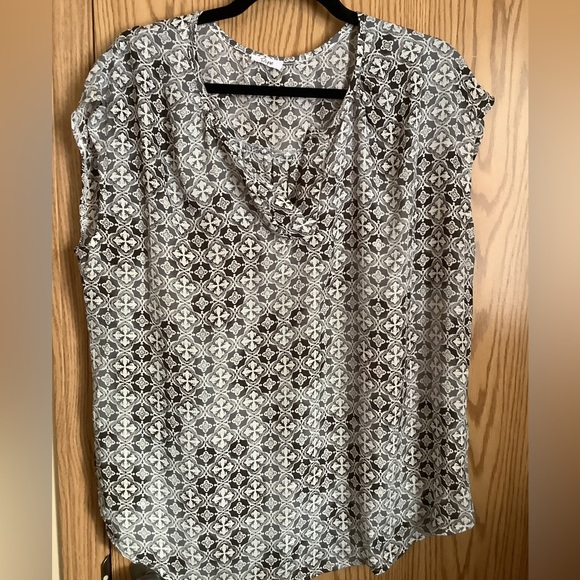 Ripe Tops - 🍉Ripe blouse, L, notch at collar, white, lt & dk grey, EUC